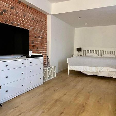 Brick Apartment ชิลินา ภายนอก รูปภาพ